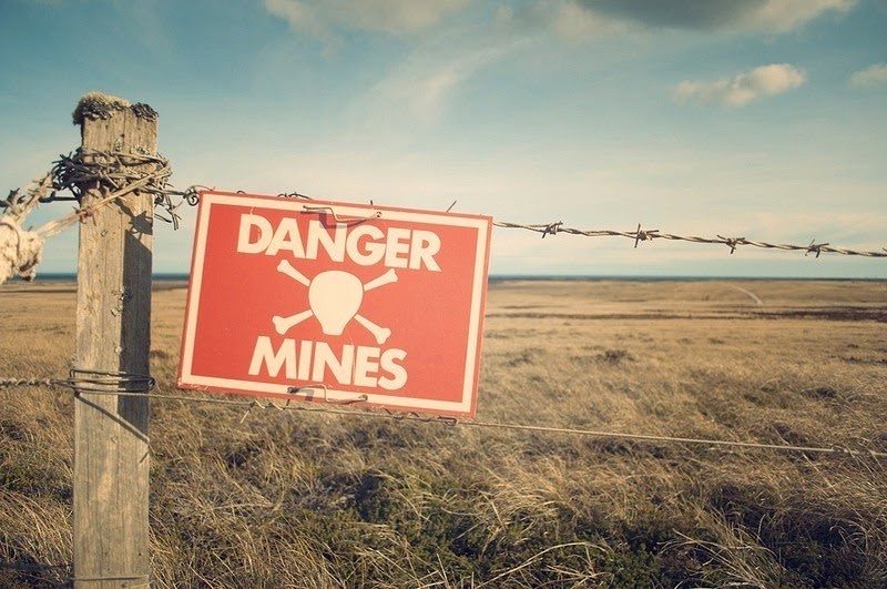  Mỗi khi lửa không thể bùng lên, ngư dân chỉ cần tóm vài con chim cánh cụt và ném chúng vào đống lửa. Trước khi ngành công nghiệp chế biến dầu cá voi lụi tàn, vài triệu con chim cánh cụt đã cháy. 300 năm trước (khi người châu Âu chưa tới Falklands), số lượng chim cánh cụt trên đảo lên tới 10 triệu. Nhưng số lượng của chúng giảm tới 95% bởi người châu Âu. Đúng lúc tương lai của chim cánh cụt trở nên u ám nhất thì quân đội Argentina tấn công quần đảo. 