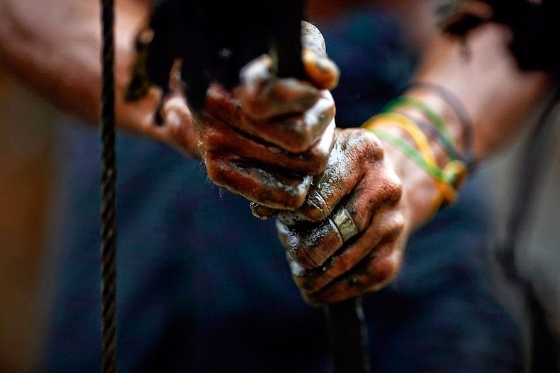 Canh khai thac dau la lung o Myanmar hinh anh