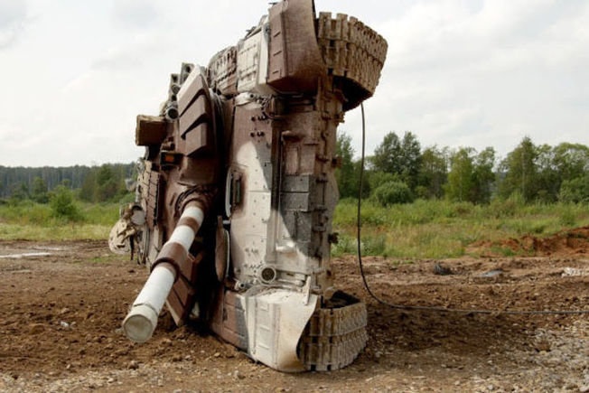 Xe tang lat nhao tren duong dua o Nga hinh anh