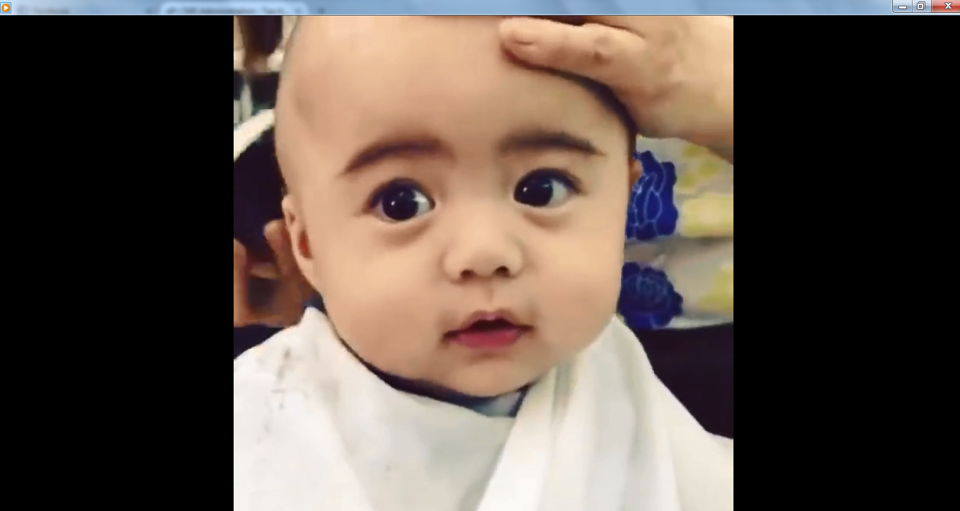 Phan ung dang yeu cua be khi cat toc hinh anh