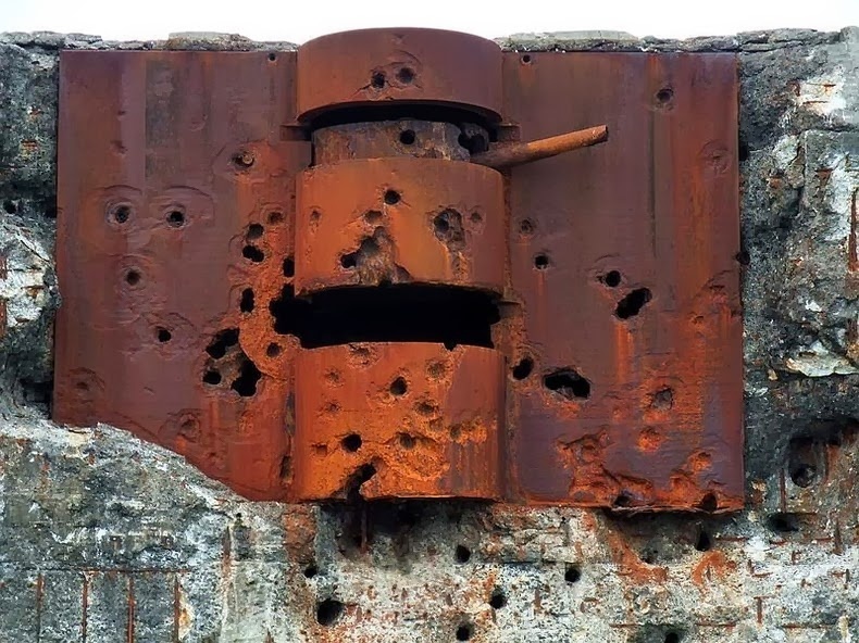 Phao dai giong tau chien khong lo giua bien cua Philippines hinh anh