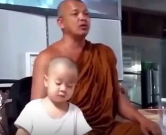 Canh tuong be trai ngu gat canh nha su hinh anh