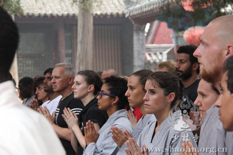 Khoảng 30 nhà sư đang học tập ở chùa Thiếu Lâm cũng đăng các ý kiến bảo vệ trụ trì của họ trên mạng. Những người này cho biết, nhân vật tố cáo chính là một đệ tử đã bị trục xuất khỏi Thiếu Lâm Tự nên anh ta luôn nung nấu kế hoạch trả thù. 