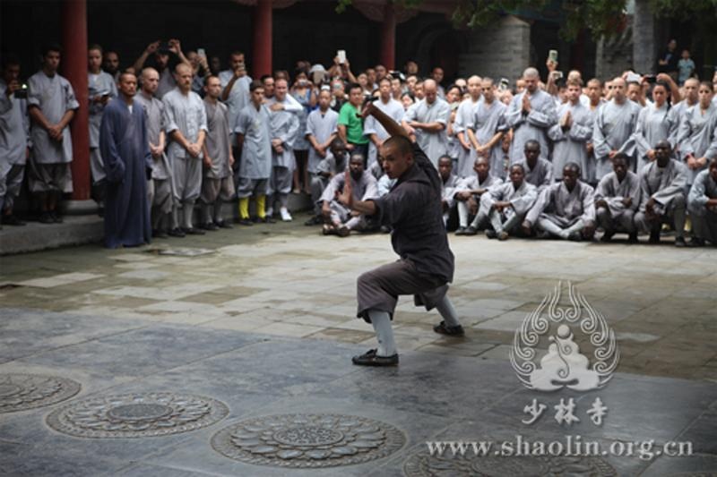 Người tố cáo khẳng định anh ta sở hữu những bằng chứng sư Thích Vĩnh Tín đã khai báo không đúng về lý lịch bản thân. Theo đó, nhà sư từng bị trục xuất khỏi một ngôi chùa lớn ở tỉnh Hà Nam vào cuối thập niên 80 do làm giả các văn bằng và giấy tờ, sống với 2 thân phận cùng lúc, quan hệ và có con với nhiều phụ nữ. Ngoài ra, sư Thích Vĩnh Tín còn bị cáo buộc đã chuyển quyền sở hữu một số khu đất của Thiếu Lâm Tự cho một tình nhân trẻ. 