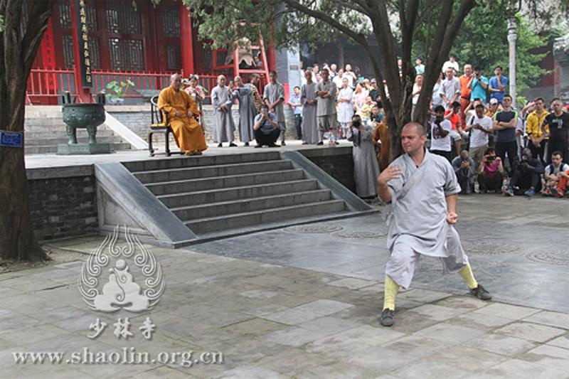 Mẹ của vị trụ trì trả lời trên tờ Chengdu Economic Daily rằng: 