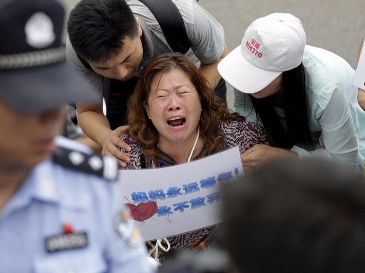 Than nhan MH370 khong cong nhan tin Malaysia cong bo hinh anh