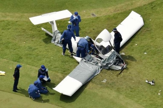 May bay Nhat roi xuong san golf, 2 nguoi thiet mang hinh anh