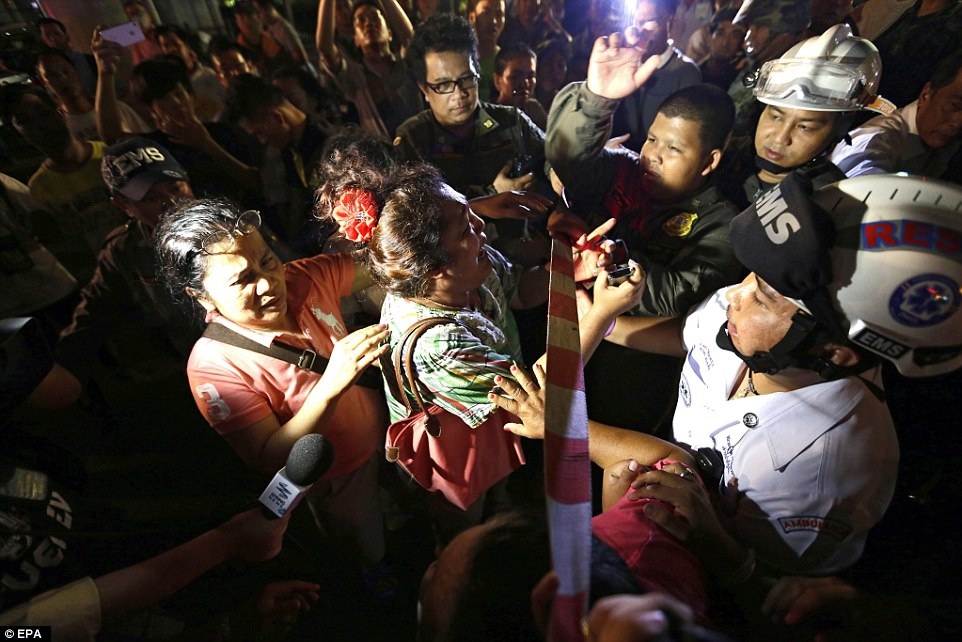 Nguoi than lo lang cho tin cac nan nhan vu no o Bangkok hinh anh