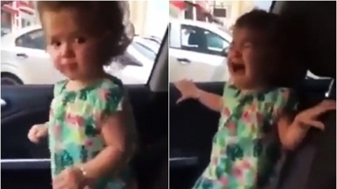 Be gai khoc thet moi khi bo tat nhac hinh anh