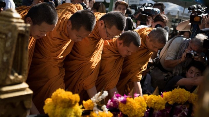 Nha su va nguoi dan do ve den Erawan cau nguyen cho nan nhan hinh anh