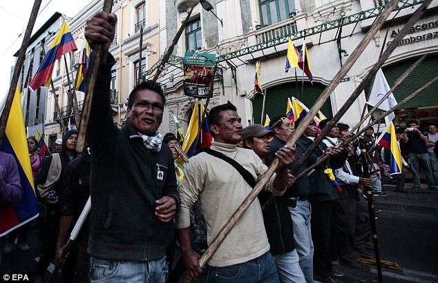 Nguoi bieu tinh mua giao, canh sat thao chay hinh anh