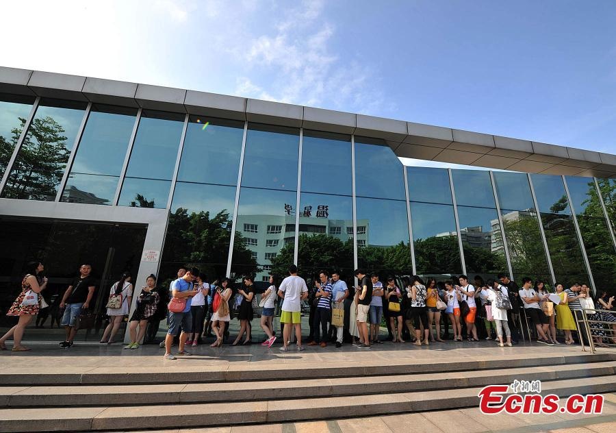 Hàng người chờ tới lượt đăng ký kết hôn bên ngoài trụ sở chính quyền thành phố Phúc Châu. Cảnh tượng tương tự cũng diễn ra ở những thành phố khác trên lãnh thổ Trung Quốc.