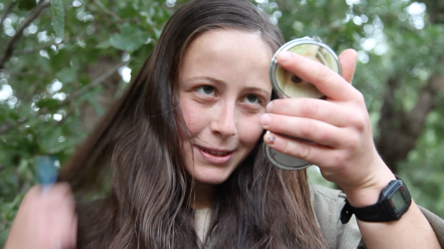 Chien binh nu lam dieu tren thao truong hinh anh