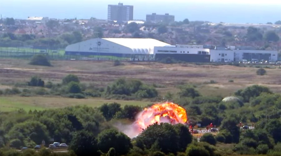 Chien dau co no tung trong trien lam hang khong o Anh hinh anh