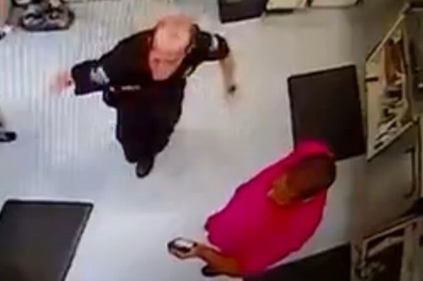 Phan khich vi dieu nhac, canh sat nhay trong cua hang hinh anh