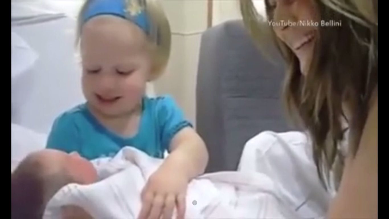 Phan ung dang yeu cua cac be khi thay tre so sinh hinh anh