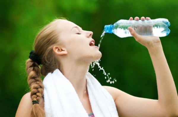 Uong 500 ml nuoc truoc khi an giup giam can nhanh gap 5 lan hinh anh