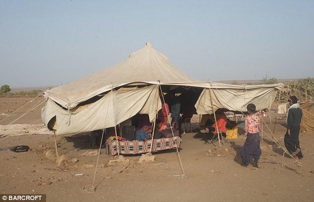 Nhiều người dân kể rằng, những người thuộc bộ tộc khác thường xua đuổi mỗi khi họ vào các làng để mua nhu yếu phẩm.