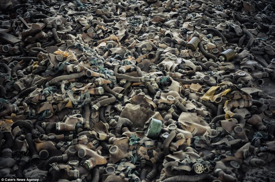 Hàng trăm mặt nạ phòng khí độc nằm ngổn ngang trong một tòa nhà.