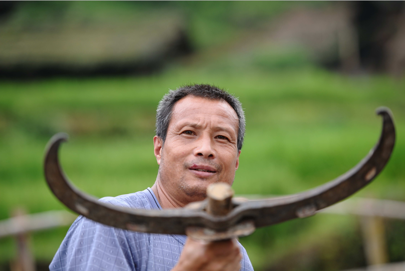 Người đàn ông trong ảnh cầm một vũ khí có hình dạng giống cặp sừng trâu.