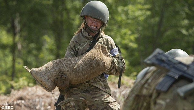 Nu bac si tap luyen nhu linh dac nhiem hinh anh