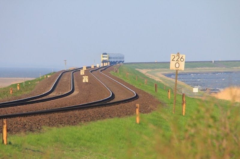 Ban đầu giới chức muốn xây tuyến đường sắt từ cảng tại Hoyerschleuse tới đảo, nhưng sau Chiến tranh Thế giới lần thứ nhất, Đức buộc phải cắt Hoyerschleuse cho Đan Mạch, còn đảo Sylt vẫn thuộc lãnh thổ Đức. 