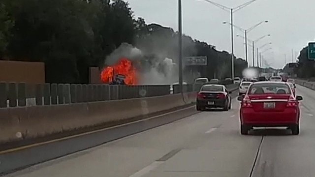 Xe tai boc chay sau va cham tren duong cao toc o My hinh anh