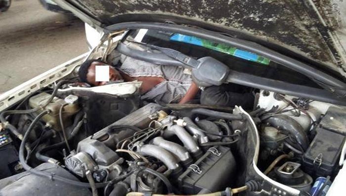 Nhet nguoi trong khoang dong co oto de nhap cu vao chau Au hinh anh