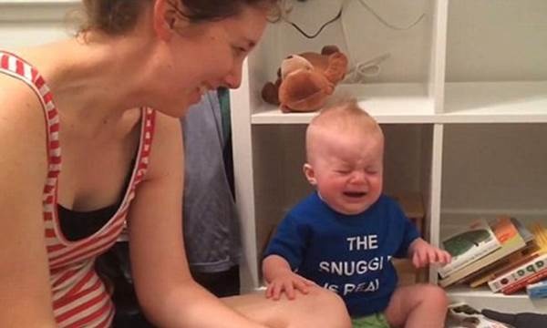 Em be khoc moi khi me doc chuyen hinh anh