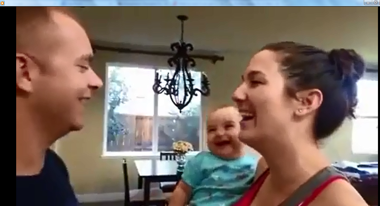 Be cuoi khi thay phu huynh hon hinh anh