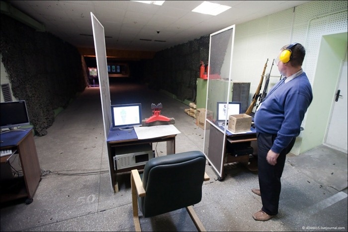 Không chỉ xem súng, khách tham quan còn có thể trả tiền để bắn thử chúng trong một khu vực riêng.