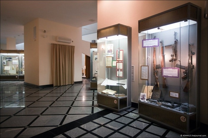 Khoảng 10.000 người tới bảo tàng mỗi tháng. Khách tham quan có cơ hội ngắm nhiều loại súng, đọc tiểu sử của tướng Mikhail T. Kalashnikov, người phát minh súng AK-47, đồng thời xem những tài liệu về quá trình phát minh súng.