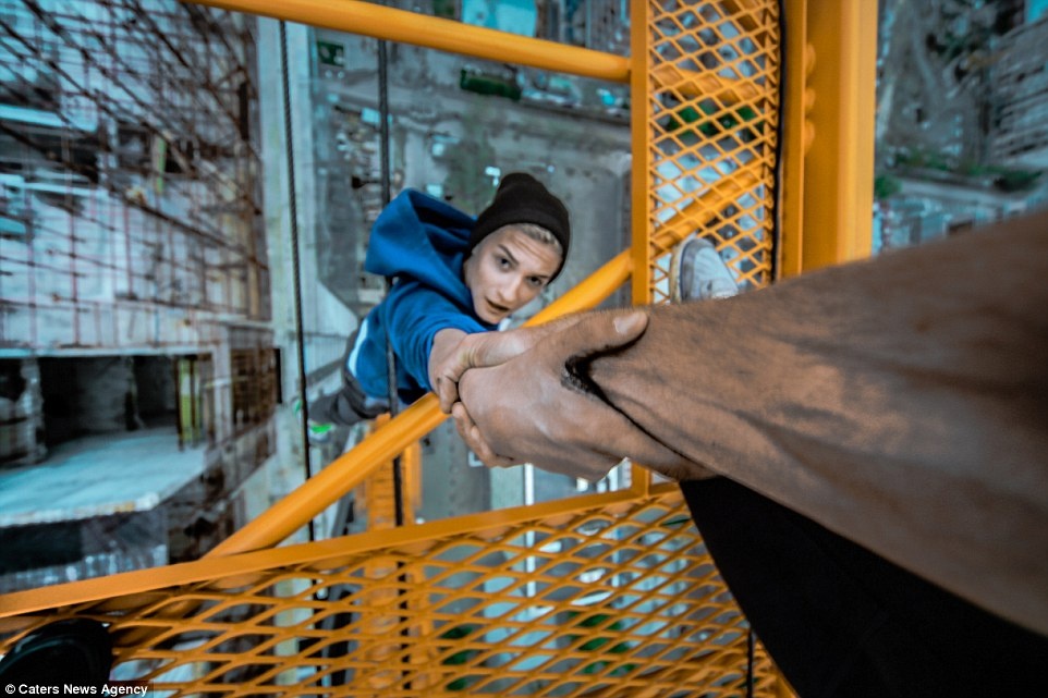 Chang trai thach thuc than chet tren cac noc nha cao tang hinh anh