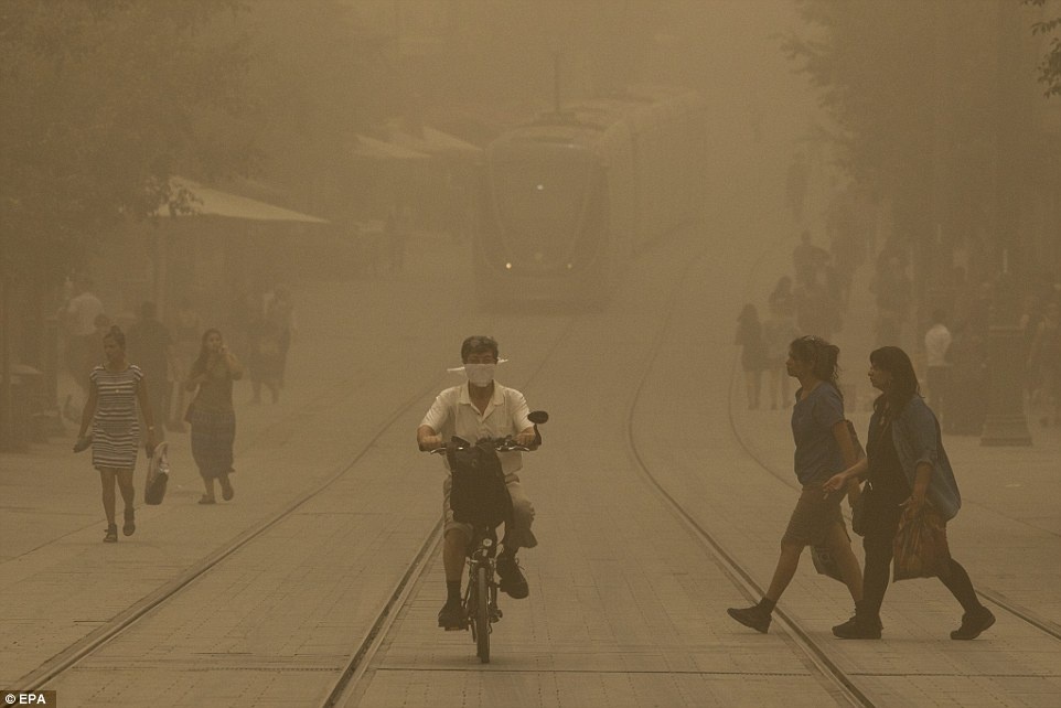 Bao cat tan cong Trung Dong, 8 nguoi chet hinh anh