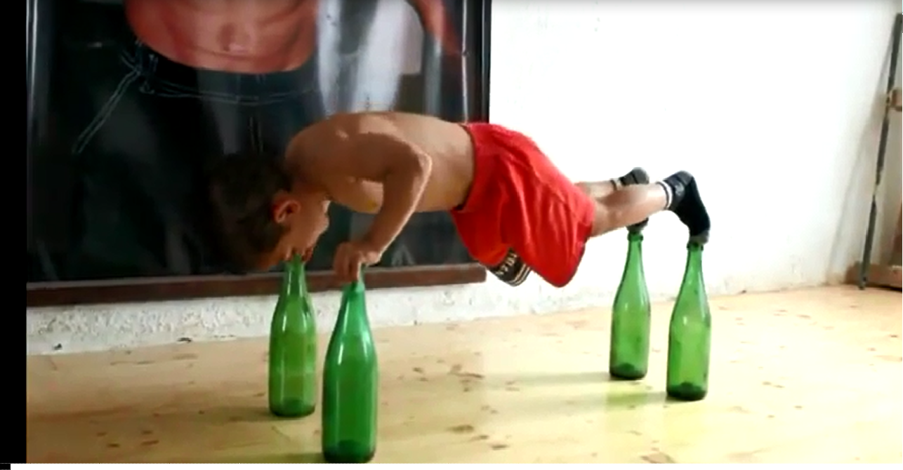 Be trai chong day tren chai hinh anh