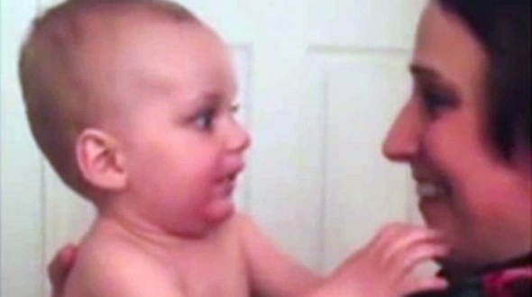 Tre so sinh gap em sinh doi cua me hinh anh