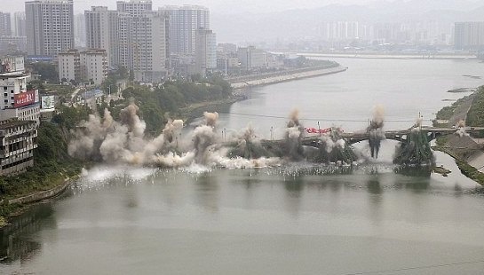 Pha sap cau bang thuoc no trong 2 giay o Trung Quoc hinh anh