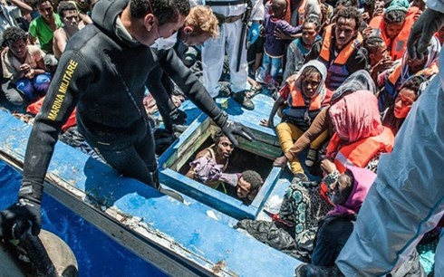 Người Libya nhồi nhét trên một con thuyền di cư sang Italy. Ảnh: Polaris