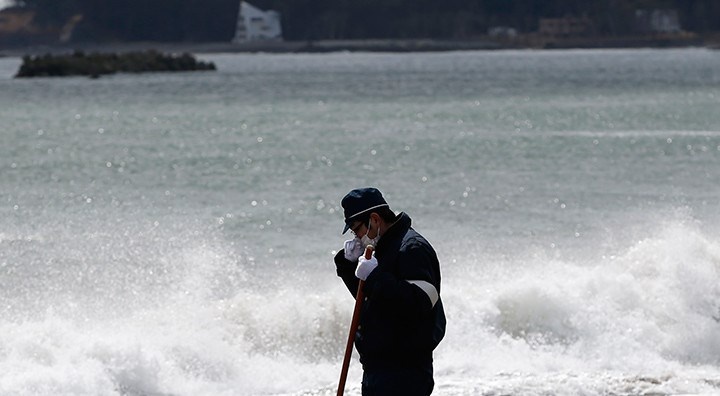 Hang tram tan nuoc nhiem xa ro ri do bao o Nhat Ban hinh anh