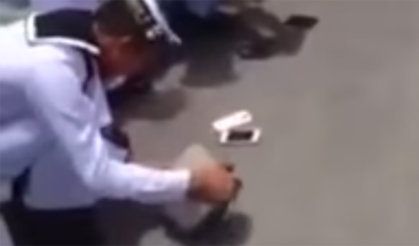 Mang dien thoai ra thao truong, linh Thai Lan phai tu dap vo hinh anh