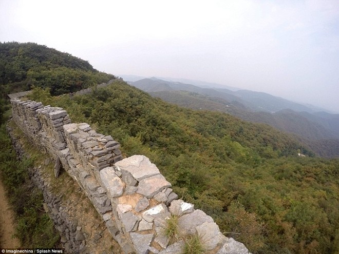 Bức tường đổ sụp ở vài vị trí. Người dân chăn thả dê quanh khu vực này khiến nó càng thêm hư hại.