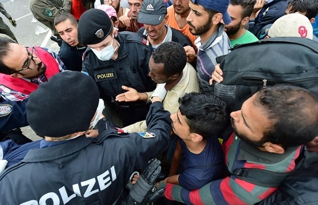 Duc bat nguoi di cu nghi la phan tu IS hinh anh