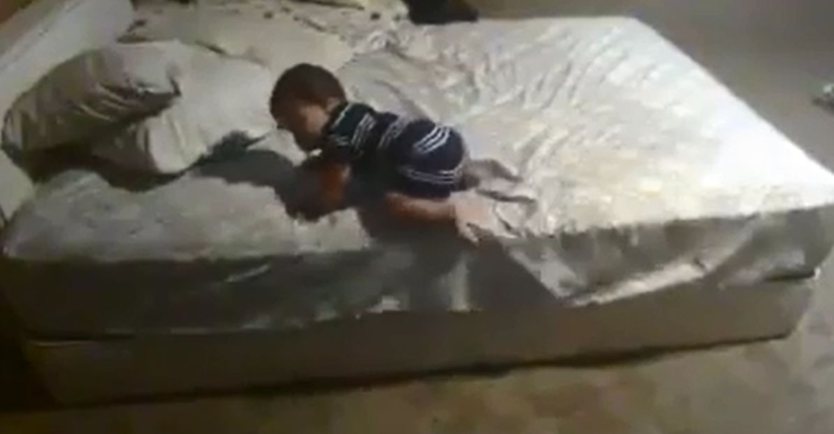 Su thong minh cua be khi xuong giuong hinh anh