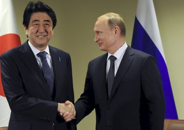 Thu tuong Nhat voi vang chay toi bat tay Tong thong Putin hinh anh