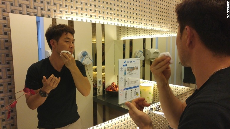 70% nam gioi trong quan doi Han Quoc su dung my pham hinh anh