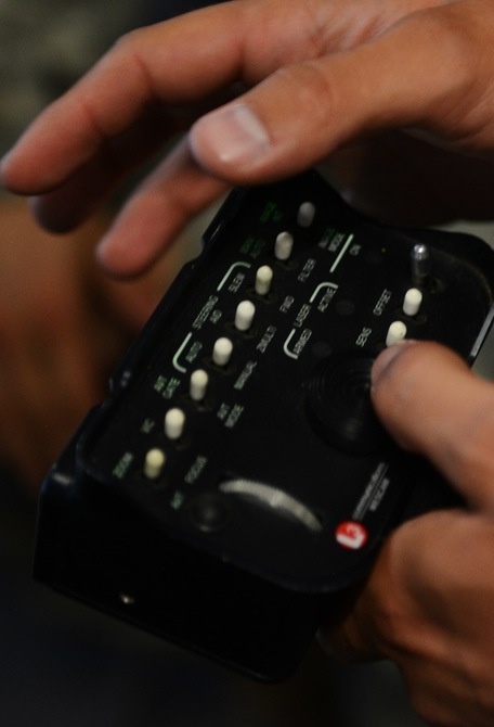 Họ có thể nâng, hạ và xoay các vũ khí theo vòng tròn cũng như bắn chúng. 