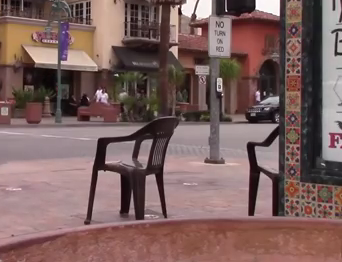 Vu dieu cua ghe nhua hinh anh