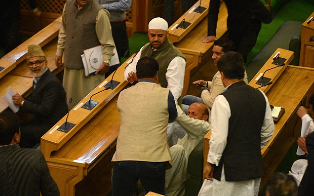 Nghi si An Do au da giua nghi truong vi an thit bo hinh anh