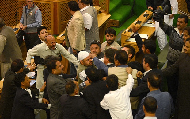 Nghi si An Do dam da giua nghi truong hinh anh