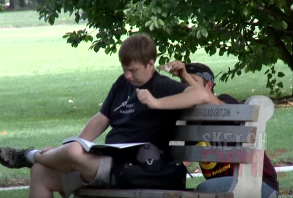 Treu nguoi tren pho bang long ga hinh anh